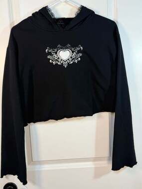 Social Collision Lace Trim Heart Graphic Cropped Hoodie Size S